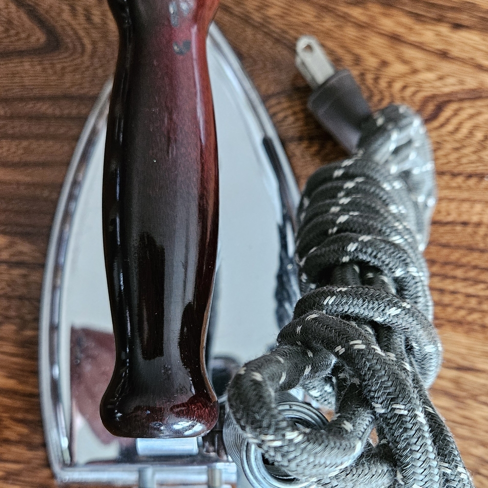 Vintage (1940-1950s) Electric Traveling Iron.